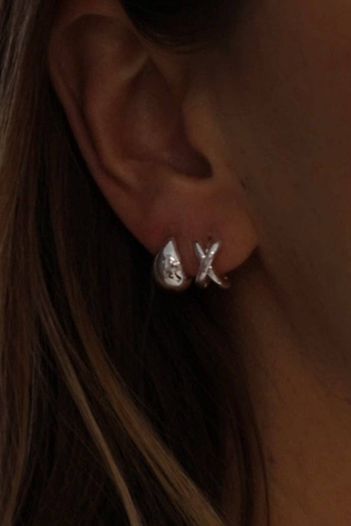 E1765 Earrings-Silver Axel Huggies